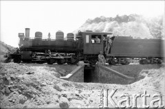 Styczeń 1934, Comodoro Rivadavia, prowincja Chubut, Argentyna.
Lokomotywa na wiadukcie kolejowym. 
Fot. NN, zbiory Museo Ferroportuario w Comodoro Rivadavia, reprodukcje cyfrowe w  Bibliotece Polskiej im. Ignacego Domeyki w Buenos Aires (Biblioteca Polaca Ignacio Domeyko) i w Ośrodku KARTA w Warszawie