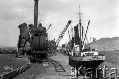 Listopad 1933, Comodoro Rivadavia, prowincja Chubut, Argentyna.
Statek Rata w porcie.
Fot. NN, zbiory Museo Ferroportuario w Comodoro Rivadavia, reprodukcje cyfrowe w  Bibliotece Polskiej im. Ignacego Domeyki w Buenos Aires (Biblioteca Polaca Ignacio Domeyko) i w Ośrodku KARTA w Warszawie
