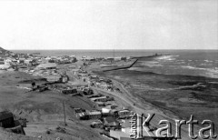 Grudzień 1935, Comodoro Rivadavia, prowincja Chubut, Argentyna.
Widok na miasto.
Fot. NN, zbiory Museo Ferroportuario w Comodoro Rivadavia, reprodukcje cyfrowe w  Bibliotece Polskiej im. Ignacego Domeyki w Buenos Aires (Biblioteca Polaca Ignacio Domeyko) i w Ośrodku KARTA w Warszawie