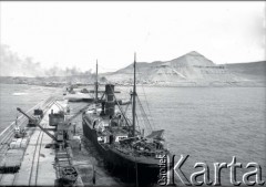 Brak daty, Comodoro Rivadavia, prowincja Chubut, Argentyna.
Statek w porcie.
Fot. NN, zbiory Museo Ferroportuario w Comodoro Rivadavia, reprodukcje cyfrowe w  Bibliotece Polskiej im. Ignacego Domeyki w Buenos Aires (Biblioteca Polaca Ignacio Domeyko) i w Ośrodku KARTA w Warszawie