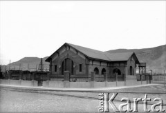 Luty 1936, Comodoro Rivadavia, prowincja Chubut, Argentyna.
Elektrownia portowa.
Fot. NN, zbiory Museo Ferroportuario w Comodoro Rivadavia, reprodukcje cyfrowe w  Bibliotece Polskiej im. Ignacego Domeyki w Buenos Aires (Biblioteca Polaca Ignacio Domeyko) i w Ośrodku KARTA w Warszawie