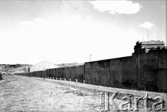 1938, okolice Comodoro Rivadavia, prowincja Chubut, Argentyna.
Mur odgradzający kolej i port.
Fot. NN, zbiory Museo Ferroportuario w Comodoro Rivadavia, reprodukcje cyfrowe w  Bibliotece Polskiej im. Ignacego Domeyki w Buenos Aires (Biblioteca Polaca Ignacio Domeyko) i w Ośrodku KARTA w Warszawie