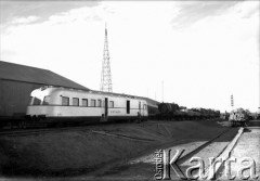 Lipiec 1938, Comodoro Rivadavia, prowincja Chubut, Argentyna.
Pociąg na bocznicy kolejowej.
Fot. NN, zbiory Museo Ferroportuario w Comodoro Rivadavia, reprodukcje cyfrowe w  Bibliotece Polskiej im. Ignacego Domeyki w Buenos Aires (Biblioteca Polaca Ignacio Domeyko) i w Ośrodku KARTA w Warszawie