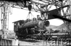 1941, Comodoro Rivadavia, prowincja Chubut, Argentyna.
Lokomotywa.
Fot. NN, zbiory Museo Ferroportuario w Comodoro Rivadavia, reprodukcje cyfrowe w  Bibliotece Polskiej im. Ignacego Domeyki w Buenos Aires (Biblioteca Polaca Ignacio Domeyko) i w Ośrodku KARTA w Warszawie