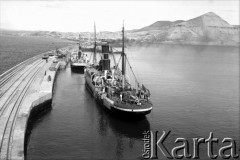 Grudzień 1942, Comodoro Rivadavia, prowincja Chubut, Argentyna.
Statek w porcie.
Fot. NN, zbiory Museo Ferroportuario w Comodoro Rivadavia, reprodukcje cyfrowe w  Bibliotece Polskiej im. Ignacego Domeyki w Buenos Aires (Biblioteca Polaca Ignacio Domeyko) i w Ośrodku KARTA w Warszawie