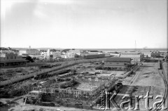 Maj 1944, Comodoro Rivadavia, prowincja Chubut, Argentyna.
Widok na miasto. Na pierwszym plac budowy (Obra Taller Puerto).
Fot. NN, zbiory Museo Ferroportuario w Comodoro Rivadavia, reprodukcje cyfrowe w  Bibliotece Polskiej im. Ignacego Domeyki w Buenos Aires (Biblioteca Polaca Ignacio Domeyko) i w Ośrodku KARTA w Warszawie