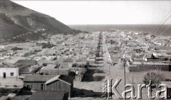 Brak daty, Comodoro Rivadavia, prowincja Chubut, Argentyna.
Widok na miasto.
Fot. NN, zbiory Museo Ferroportuario w Comodoro Rivadavia, reprodukcje cyfrowe w  Bibliotece Polskiej im. Ignacego Domeyki w Buenos Aires (Biblioteca Polaca Ignacio Domeyko) i w Ośrodku KARTA w Warszawie