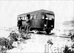 Początek XX wieku, okolice Comodoro Rivadavia, prowincja Chubut, Argentyna.
Autovia Chico (wagon pasażerski wyposażony w silnik).
Fot. NN, zbiory Museo Ferroportuario w Comodoro Rivadavia, reprodukcje cyfrowe w  Bibliotece Polskiej im. Ignacego Domeyki w Buenos Aires (Biblioteca Polaca Ignacio Domeyko) i w Ośrodku KARTA w Warszawie