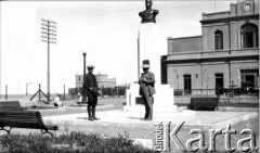 Początek XX wieku, Comodoro Rivadavia, prowincja Chubut, Argentyna.
Mężczyźni przy stacji kolejowej. Pozują do zdjęcia przy pomniku argentyńskiego bohatera narodowego San Martina. 
Fot. NN, zbiory Museo Ferroportuario w Comodoro Rivadavia, reprodukcje cyfrowe w  Bibliotece Polskiej im. Ignacego Domeyki w Buenos Aires (Biblioteca Polaca Ignacio Domeyko) i w Ośrodku KARTA w Warszawie