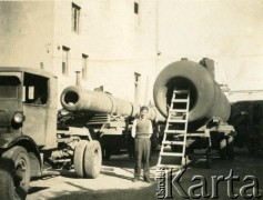 1942, Gobernador Lanusse, Misiones, Argentyna.
Kotły do tartaku do kolonii.
Fot. NN, zbiory Stowarzyszenia Polsko-Argentyńskiego w Wandzie,  reprodukcje cyfrowe w  Bibliotece Polskiej im. Ignacego Domeyki w Buenos Aires (Biblioteca Polaca Ignacio Domeyko) i w Ośrodku KARTA w Warszawie