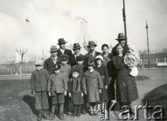 Lata 30., Buenos Aires, Argentyna.
Rodzina Jeleni tuż po przybyciu do Argentyny.
Fot. NN, zbiory Stowarzyszenia Polsko-Argentyńskiego w Wandzie, reprodukcje cyfrowe w  Bibliotece Polskiej im. Ignacego Domeyki w Buenos Aires (Biblioteca Polaca Ignacio Domeyko) i w Oorodku KARTA w Warszawie