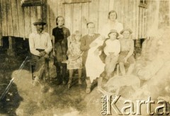 1939, Gobernador Lanusse, Misiones, Argentyna.
Rodzina Kisielów przed domem.
Fot. NN, zbiory Stowarzyszenia Polsko-Argentyńskiego w Wandzie, reprodukcje cyfrowe w  Bibliotece Polskiej im. Ignacego Domeyki w Buenos Aires (Biblioteca Polaca Ignacio Domeyko) i w Ośrodku KARTA w Warszawie