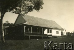 Lata 30., Misiones, Argentyna.
Dom Antonia Kisiela.
Fot. NN, zbiory Stowarzyszenie Polsko-Argentyńskiew Wandzie, reprodukcje cyfrowe w  Bibliotece Polskiej im. Ignacego Domeyki w Buenos Aires (Biblioteca Polaca Ignacio Domeyko) i w Oorodku KARTA w Warszawie