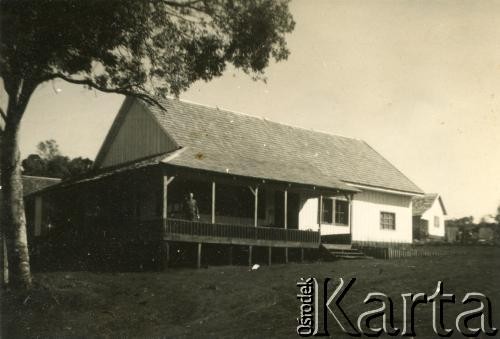Lata 30., Misiones, Argentyna.
Dom Antonia Kisiela.
Fot. NN, zbiory Stowarzyszenie Polsko-Argentyńskiew Wandzie, reprodukcje cyfrowe w  Bibliotece Polskiej im. Ignacego Domeyki w Buenos Aires (Biblioteca Polaca Ignacio Domeyko) i w Oorodku KARTA w Warszawie