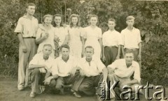 1948, Gobernador Lanusse, Misiones, Argentyna.
Młodzież z rodzin Konert, Kisiel, Woronowicz i Korzak.
Fot. NN, zbiory Stowarzyszenia Polsko-Argentyńskiego w Wandzie, reprodukcje cyfrowe w  Bibliotece Polskiej im. Ignacego Domeyki w Buenos Aires (Biblioteca Polaca Ignacio Domeyko) i w Oorodku KARTA w Warszawie