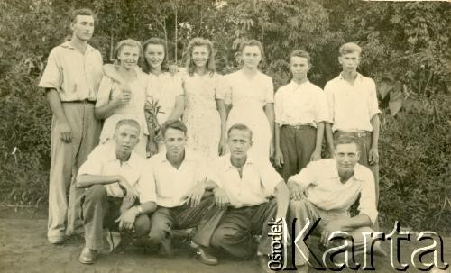 1948, Gobernador Lanusse, Misiones, Argentyna.
Młodzież z rodzin Konert, Kisiel, Woronowicz i Korzak.
Fot. NN, zbiory Stowarzyszenia Polsko-Argentyńskiego w Wandzie, reprodukcje cyfrowe w  Bibliotece Polskiej im. Ignacego Domeyki w Buenos Aires (Biblioteca Polaca Ignacio Domeyko) i w Oorodku KARTA w Warszawie