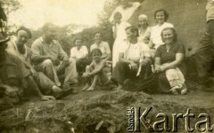 1948, Cataractas de Iguazu, Misiones, Argentyna.
Rodzin Konert, Kisiel, Woronowicz i Korzak podczas wycieczki nad wodospady. 
Fot. NN, zbiory Stowarzyszenia Polsko-Argentyńskiego w Wandzie, reprodukcje cyfrowe w  Bibliotece Polskiej im. Ignacego Domeyki w Buenos Aires (Biblioteca Polaca Ignacio Domeyko) i w Ośrodku KARTA w Warszawie