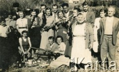 Lata 40., Gobernador Lanusse, Misiones, Argentyna. 
Rodziny Firków i Orłów podczas święta mieszkańców kolonii.
Fot. NN, zbiory Stowarzyszenia Polsko-Argentyńskiego w Wandzie, reprodukcje cyfrowe w  Bibliotece Polskiej im. Ignacego Domeyki w Buenos Aires (Biblioteca Polaca Ignacio Domeyko) i w Ośrodku KARTA w Warszawie