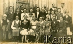 Lata 30., Wanda, Misiones, Argentyna.
Członkowie rodzin Firka i Orzeł przed kaplicą (Nuestra Sr. de Monte Claro).
Fot. NN, zbiory Stowarzyszenia Polsko-Argentyńskiego w Wandzie, reprodukcje cyfrowe w  Bibliotece Polskiej im. Ignacego Domeyki w Buenos Aires (Biblioteca Polaca Ignacio Domeyko) i w Ośrodku KARTA w Warszawie