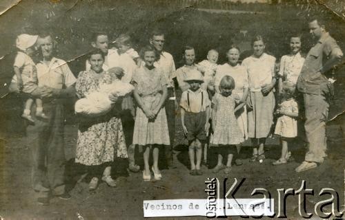 Ok. 1938, Gobernador Lanusse,  Misiones, Argentyna.
Pierwsi polscy osadnicy.
Fot. NN, zbiory Stowarzyszenia Polsko-Argentyńskiego w Wandzie, reprodukcje cyfrowe w  Bibliotece Polskiej im. Ignacego Domeyki w Buenos Aires (Biblioteca Polaca Ignacio Domeyko) i w Ośrodku KARTA w Warszawie