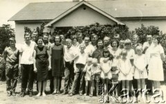 Lata 60., Misiones, Argentyna.
Od prawej rodziny: Juan Kryszcha, Julio Jeleń, Juana Sawicki, Elena, Ricardo, Felipe, Susana Jeleń, Rodolfo Kryszycha, Ana Waskewicz, Susana Kryszycha, Irene i Teresa Jeleń, Cristina Stornoski. W drugim rzędzie: Esteban i Luciano Jeleń, Ceslao Jeleń, Elena Sawicki, Juan Jeleń, Jose Seleń, Adalberto Jeleń, Ines Kryszycha, Kryszycha ojciec i Maria Kryrzycha, Adalberto Jeleń, Eduardo Waskiewicz, Elsa Jeleń, Jose Jeleń i Roman Jeleń. 
Fot. NN, zbiory Stowarzyszenia Polsko-Argentyńskiego w Wandzie,  reprodukcje cyfrowe w  Bibliotece Polskiej im. Ignacego Domeyki w Buenos Aires (Biblioteca Polaca Ignacio Domeyko) i w Ośrodku KARTA w Warszawie