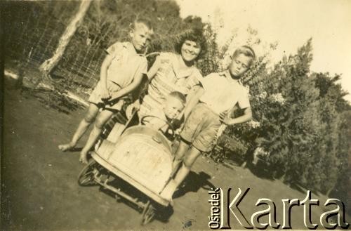 Lata 40.,Wanda, Misiones, Argentyna.
Julio Jeleń, Carlitos Tor, Juana Sawicki i Esteban Jeleń.
Fot. NN, zbiory Stowarzyszenia Polsko-Argentyńskiego w Wandzie, reprodukcje cyfrowe w  Bibliotece Polskiej im. Ignacego Domeyki w Buenos Aires (Biblioteca Polaca Ignacio Domeyko) i w Ośrodku KARTA w Warszawie