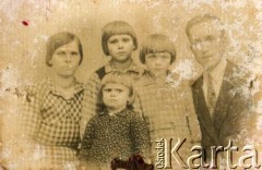 Lata 30., Misiones, Argentyna.
Catalina Borek, Elena, Juana, Celina i Boleslao Sawicki.
Fot. NN, zbiory Stowarzyszenia Polsko-Argentyńskiego w Wandzie , reprodukcje cyfrowe w  Bibliotece Polskiej im. Ignacego Domeyki w Buenos Aires (Biblioteca Polaca Ignacio Domeyko) i w Ośrodku KARTA w Warszawie