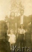 Lata 50., Kolonia (Gobernador) Lanusse,  Misiones, Argentyna.
Juana Sawicki, Luciano Jeleń i dzieci: Julio, Luciano i Esteban Juan.
Fot. NN, zbiory Stowarzyszenia Polsko-Argentyńskiego w Wandzie, reprodukcje cyfrowe w  Bibliotece Polskiej im. Ignacego Domeyki w Buenos Aires (Biblioteca Polaca Ignacio Domeyko) i w Ośrodku KARTA w Warszawie