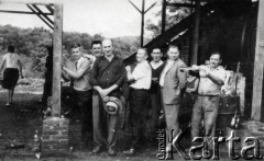 Lata 60., Wanda, Misiones, Argentyna.
Spotkanie mężczyzn z rodziny Firków i Orzeł przy winie, prawdopodobnie na planatcji yerby.
Fot. NN, zbiory Stowarzyszenia Polsko-Argentyńskiego w Wandzie, reprodukcje cyfrowe w Bibliotece Polskiej im. Ignacego Domeyki w Buenos Aires (Biblioteca Polaca Ignacio Domeyko) i w Ośrodku KARTA w Warszawie