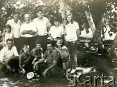 Lata 70., Wanda, Misiones, Argentyna.
Rodzina Firków.
Fot. NN, zbiory Stowarzyszenia Polsko-Argentyńskiego w Wandzie, reprodukcje cyfrowe w Bibliotece Polskiej im. Ignacego Domeyki w Buenos Aires (Biblioteca Polaca Ignacio Domeyko) i w Ośrodku KARTA w Warszawie