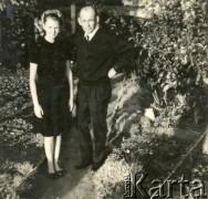 Lata 60., Misiones, Argentyna.
Para w ogrodzie.
Fot. NN, zbiory Stowarzyszenia Polsko-Argentyńskiego w Wandzie, reprodukcje cyfrowe w  Bibliotece Polskiej im. Ignacego Domeyki w Buenos Aires (Biblioteca Polaca Ignacio Domeyko) i w Ośrodku KARTA w Warszawie