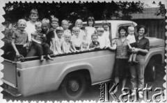Lata 70., Wanda, Msiones, Argentyna.
W samochodzie wnuki Franciszka i Barbary Firków.
Fot. NN, zbiory Stowarzyszenia Polsko-Argentyńskiego w Wandzie, reprodukcje cyfrowe w Bibliotece Polskiej im. Ignacego Domeyki w Buenos Aires (Biblioteca Polaca Ignacio Domeyko) i w Ośrodku KARTA w Warszawie