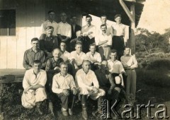 Lata 40., Wanda, Misiones, Argentyna.
Grupa przyjaciół w domu Państwa Firków.
Fot. NN, zbiory Stowarzyszenia Polsko-Argentyńskiego w Wandzie, reprodukcje cyfrowe w Bibliotece Polskiej im. Ignacego Domeyki w Buenos Aires (Biblioteca Polaca Ignacio Domeyko) i w Ośrodku KARTA w Warszawie