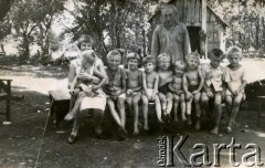 Lata 70., Wanda, Misiones, Argentyna.
Wnuki Estanislao i Marianny Orzeł.
Fot. NN, zbiory Stowarzyszenia Polsko-Argentyńskiego w Wandzie, reprodukcje cyfrowe w Bibliotece Polskiej im. Ignacego Domeyki w Buenos Aires (Biblioteca Polaca Ignacio Domeyko) i w Ośrodku KARTA w Warszawie