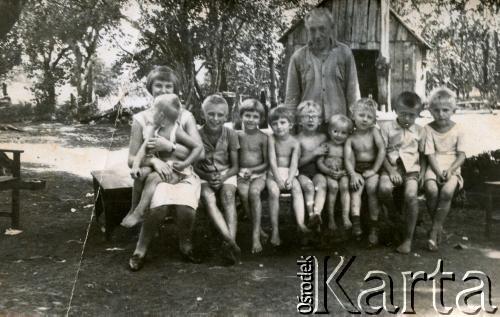 Lata 70., Wanda, Misiones, Argentyna.
Wnuki Estanislao i Marianny Orzeł.
Fot. NN, zbiory Stowarzyszenia Polsko-Argentyńskiego w Wandzie, reprodukcje cyfrowe w Bibliotece Polskiej im. Ignacego Domeyki w Buenos Aires (Biblioteca Polaca Ignacio Domeyko) i w Ośrodku KARTA w Warszawie