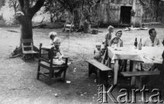 1960-1970., Wanda, Misiones, Argentyna.
Wnuki rodziny Orzeł na patio.
Fot. NN, zbiory Stowarzyszenia Polsko-Argentyńskiego w Wandzie, reprodukcje cyfrowe w Bibliotece Polskiej im. Ignacego Domeyki w Buenos Aires (Biblioteca Polaca Ignacio Domeyko) i w Ośrodku KARTA w Warszawie