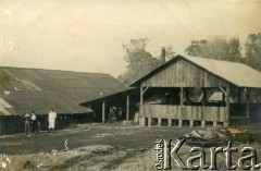 1945-1946, Gobernador Lanusse, Misiones, Argentyna.
Klub Polski.
Fot. NN, zbiory Stowarzyszenia Polsko-Argentyńskiego w Wandzie, udostępniła Maria Jejer, reprodukcje cyfrowe w  Bibliotece Polskiej im. Ignacego Domeyki w Buenos Aires (Biblioteca Polaca Ignacio Domeyko) i w Ośrodku KARTA w Warszawie
