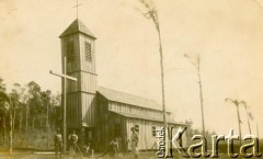1946, Gobernador Lanusse, Misiones, Argentyna.
Kościół Najświętszego Serca Jezusowego. Ołtarz, konfesjonał wykonał Bolesław Sawicki. Krzynówek Francisco, Jan Dąbrowski, Michał Kusy, Casimiro Kozak, Józef i Andrzej Chudy Kotur.
Fot. NN, zbiory Stowarzyszenia Polsko-Argentyńskiego w Wandzie, udostępniła Maria Jejer, reprodukcje cyfrowe w  Bibliotece Polskiej im. Ignacego Domeyki w Buenos Aires (Biblioteca Polaca Ignacio Domeyko) i w Ośrodku KARTA w Warszawie