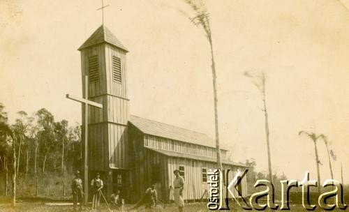 1946, Gobernador Lanusse, Misiones, Argentyna.
Kościół Najświętszego Serca Jezusowego. Ołtarz, konfesjonał wykonał Bolesław Sawicki. Krzynówek Francisco, Jan Dąbrowski, Michał Kusy, Casimiro Kozak, Józef i Andrzej Chudy Kotur.
Fot. NN, zbiory Stowarzyszenia Polsko-Argentyńskiego w Wandzie, udostępniła Maria Jejer, reprodukcje cyfrowe w  Bibliotece Polskiej im. Ignacego Domeyki w Buenos Aires (Biblioteca Polaca Ignacio Domeyko) i w Ośrodku KARTA w Warszawie