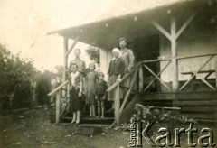 Lata 40., Gobernador Lanusse, Misiones, Argentyna.
Dom kolonistów na chacrze.
Fot. NN, zbiory Stowarzyszenia Polsko-Argentyńskiego w Wandzie, udostępniła Maria Jejer, reprodukcje cyfrowe w  Bibliotece Polskiej im. Ignacego Domeyki w Buenos Aires (Biblioteca Polaca Ignacio Domeyko) i w Ośrodku KARTA w Warszawie