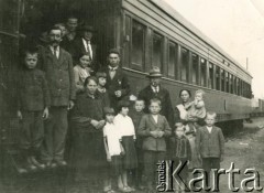 Lata 30., Buenos Aires, Argentyna.
Rodzina Jeleń po przybyciu do Argentyny w drodze do Misiones.
Fot. NN, zbiory Stowarzyszenia Polsko-Argentyńskiego w Wandzie, udostępniła Maria Jejer, reprodukcje cyfrowe w  Bibliotece Polskiej im. Ignacego Domeyki w Buenos Aires (Biblioteca Polaca Ignacio Domeyko) i w Ośrodku KARTA w Warszawie