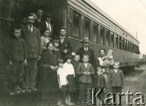 Lata 30., Buenos Aires, Argentyna.
Rodzina Jeleń po przybyciu do Argentyny w drodze do Misiones.
Fot. NN, zbiory Stowarzyszenia Polsko-Argentyńskiego w Wandzie, udostępniła Maria Jejer, reprodukcje cyfrowe w  Bibliotece Polskiej im. Ignacego Domeyki w Buenos Aires (Biblioteca Polaca Ignacio Domeyko) i w Ośrodku KARTA w Warszawie