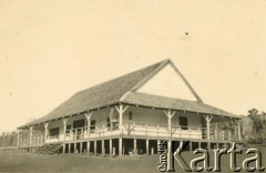 Lata 40., Gobernador Lanusse, Misiones, Argentyna.
Klub Polski kolonistów na chacrze.
Fot. NN, zbiory Stowarzyszenia Polsko-Argentyńskiego w Wandzie, udostępniła Maria Jejer, reprodukcje cyfrowe w  Bibliotece Polskiej im. Ignacego Domeyki w Buenos Aires (Biblioteca Polaca Ignacio Domeyko) i w Ośrodku KARTA w Warszawie