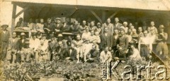 Lata 30., Gobernador Lanusse, Misiones, Argentyna.
Społeczność kolonii polskiej zgromadzona na tarasie punktu medycznego w Lanusse po zbiorowych szczepieniach.
Fot. NN, zbiory Stowarzyszenia Polsko-Argentyńskiego w Wandzie, udostępniła Maria Jejer, reprodukcje cyfrowe w  Bibliotece Polskiej im. Ignacego Domeyki w Buenos Aires (Biblioteca Polaca Ignacio Domeyko) i w Ośrodku KARTA w Warszawie