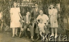 Lata 40., Gobernador Lanusse, Misiones, Argentyna.
Rodzina Konertów i Sawa, z lewej Anastazja, z prawej Maria Konert.
Fot. NN, zbiory Stowarzyszenia Polsko-Argentyńskiego w Wandzie, udostępniła Maria Jejer, reprodukcje cyfrowe w  Bibliotece Polskiej im. Ignacego Domeyki w Buenos Aires (Biblioteca Polaca Ignacio Domeyko) i w Ośrodku KARTA w Warszawie