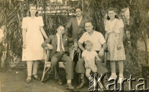 Lata 40., Gobernador Lanusse, Misiones, Argentyna.
Rodzina Konertów i Sawa, z lewej Anastazja, z prawej Maria Konert.
Fot. NN, zbiory Stowarzyszenia Polsko-Argentyńskiego w Wandzie, udostępniła Maria Jejer, reprodukcje cyfrowe w  Bibliotece Polskiej im. Ignacego Domeyki w Buenos Aires (Biblioteca Polaca Ignacio Domeyko) i w Ośrodku KARTA w Warszawie