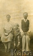 1938-1942, Gobernador Lanusse, Misiones, Argentyna.
Dziadkowie Panek z wnuczka.
Fot. NN, zbiory Stowarzyszenia Polsko-Argentyńskiego w Wandzie, udostępniła Maria Jejer, reprodukcje cyfrowe w  Bibliotece Polskiej im. Ignacego Domeyki w Buenos Aires (Biblioteca Polaca Ignacio Domeyko) i w Ośrodku KARTA w Warszawie