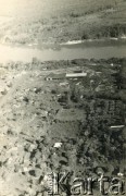 Lata 40., Wanda, Misiones, Argentyna.
Kolonia Wanda. Widok na wycinkę drzew na terenach wzdłuż rzeki Paraná.
Fot. NN, zbiory Stowarzyszenia Polsko-Argentyńskiego w Wandzie, udostępniła Maria Jejer, reprodukcje cyfrowe w  Bibliotece Polskiej im. Ignacego Domeyki w Buenos Aires (Biblioteca Polaca Ignacio Domeyko) i w Ośrodku KARTA w Warszawie