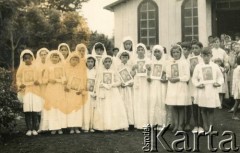 Lata 40., Gobernador Lanusse, Misiones, Argentyna.
Pierwsza Komunia Święta dzieci kolonii Lanusse przed kościołem. 
Fot. NN, zbiory Stowarzyszenia Polsko-Argentyńskiego w Wandzie, udostępniła Maria Jejer, reprodukcje cyfrowe w  Bibliotece Polskiej im. Ignacego Domeyki w Buenos Aires (Biblioteca Polaca Ignacio Domeyko) i w Ośrodku KARTA w Warszawie
