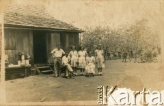 Lata 40., Gobernador Lanusse, Misiones, Argentyna.
Rodzina Pastuszak przed swoim domem na chacrze. Z tyłu podwórza po prawej ule.
Fot. NN, zbiory Stowarzyszenia Polsko-Argentyńskiego w Wandzie, udostępniła Maria Jejer, reprodukcje cyfrowe w  Bibliotece Polskiej im. Ignacego Domeyki w Buenos Aires (Biblioteca Polaca Ignacio Domeyko) i w Ośrodku KARTA w Warszawie